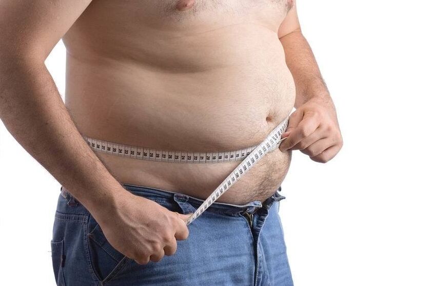 The whole man measures the waist of the waist