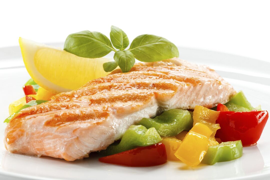 Steamed or grilled fish in a high-protein diet
